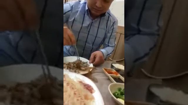 Парень ест живого осьминога смотреть онлайн