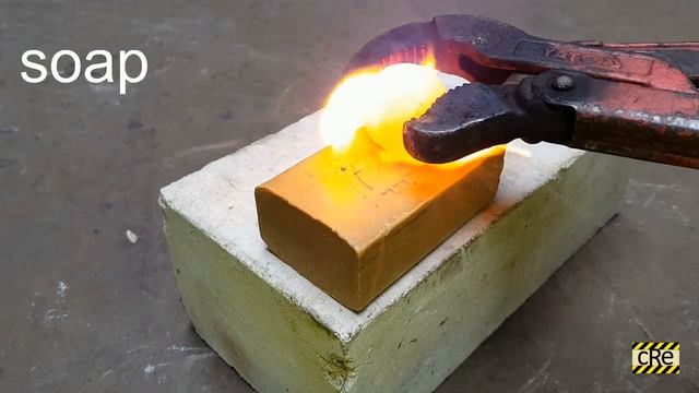 ШАР 1000 ГРАДУСОВ vs АККУМУЛЯТОР, БЕНГАЛЬСКИЕ ОГНИ, МЫЛО смотреть онлайн