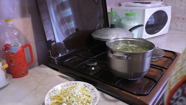 Молодой щавелек. Приготавливаю первое на обед.