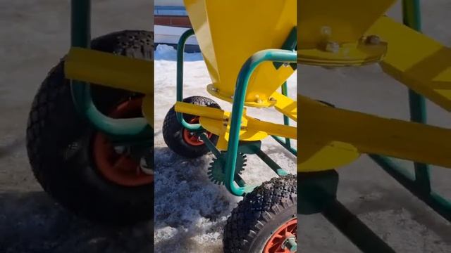 Внешний вид. Тележка-дозатор. Разбрасыватель удобрений. смотреть онлайн