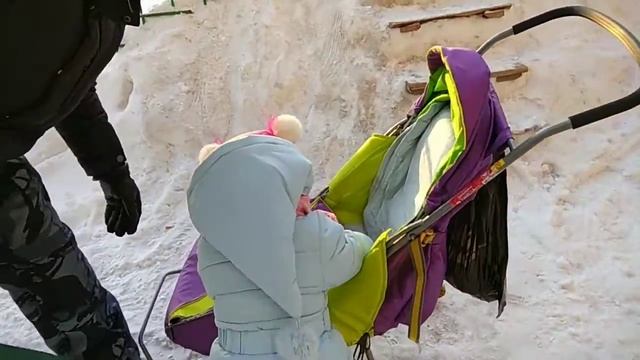 Алиса и папа гуляют на улице Катаются с ГОРКИ смотреть онлайн