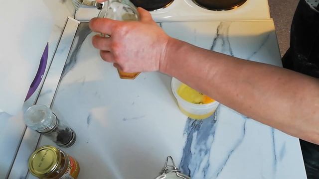 №3 Чесночный соус своими руками. Простой рецепт майонеза. смотреть онлайн