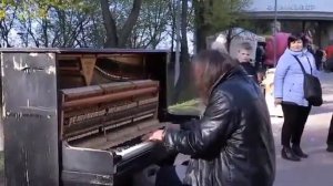 УДИВИТЕЛЬНЫЕ Уличные исполнители Музыкант играет на пианино, завораживает!