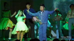 Стоят девчонки стоят в сторонке