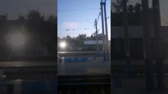 Старый вокзал Астаны - перроны с северной стороны из окна поезда идущего осенью 2021 года смотреть онлайн
