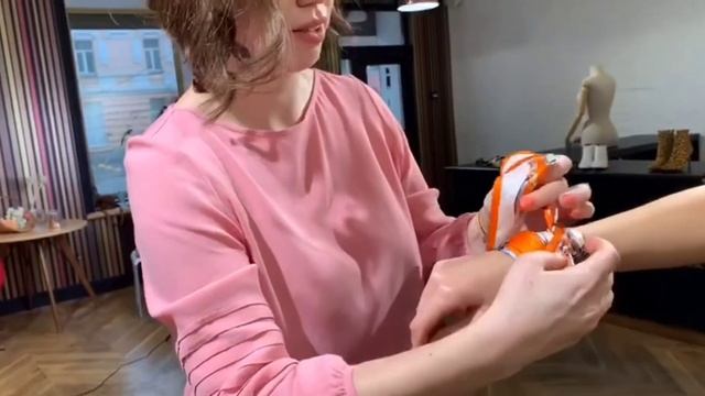 Как красиво завязать платок на руке смотреть онлайн