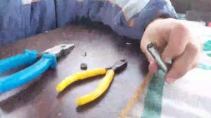 #поделки #експеримент  Что внутри батарейки  достаем графитовый стержень