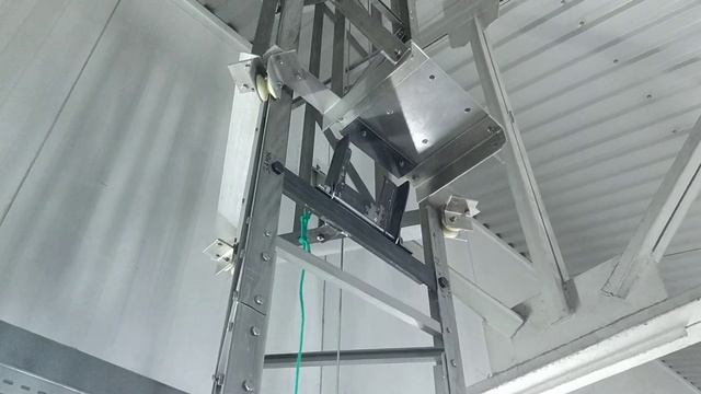 Подъем и спуск лифта для трехгранных мачт из Д16Т смотреть онлайн