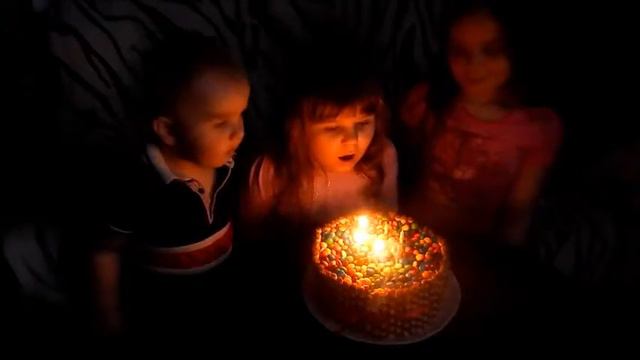 КСЮШИН ДЕНЬ РОЖДЕНИЯ 6 ЛЕТ..Задуваем свечки на тортике. смотреть онлайн