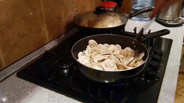 Куриные рулетики в беконе в сливочном соусе с грибами ? смотреть онлайн