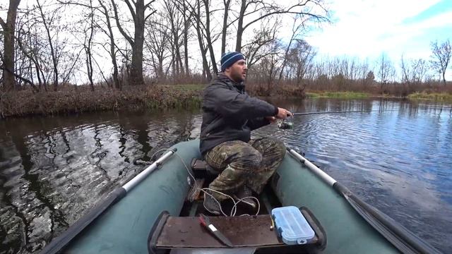 Проверил старые точки на микрореке! Джиг с лодки осенью! Ловля щуки в ноябре спиннингом. Река Любка смотреть онлайн
