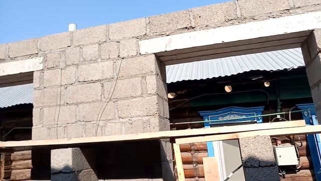 Строительство пристроя к дому. Возвели стены из шлакоблока. смотреть онлайн