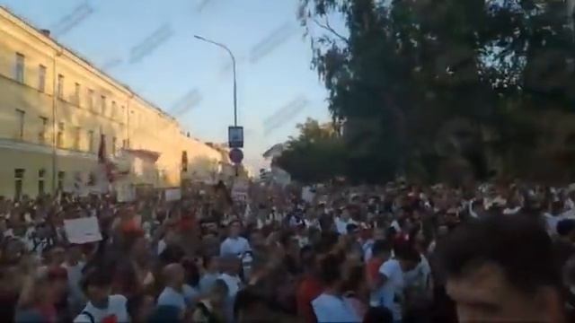 Около тюрьмы на Володарского люди скандируют "Караева под суд! смотреть онлайн
