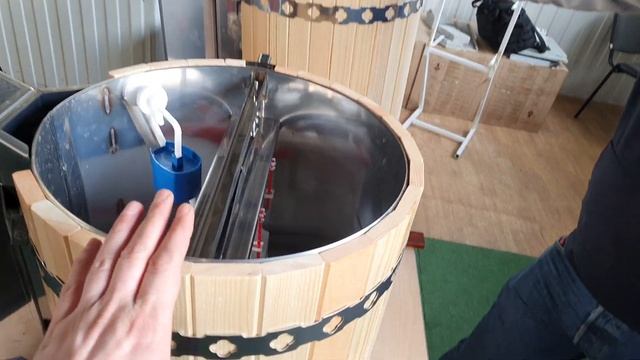 А вот самое лучшее обливное устройство Ливень, теперь влазит в невысокие парилки! Новый Ливень 37 л смотреть онлайн