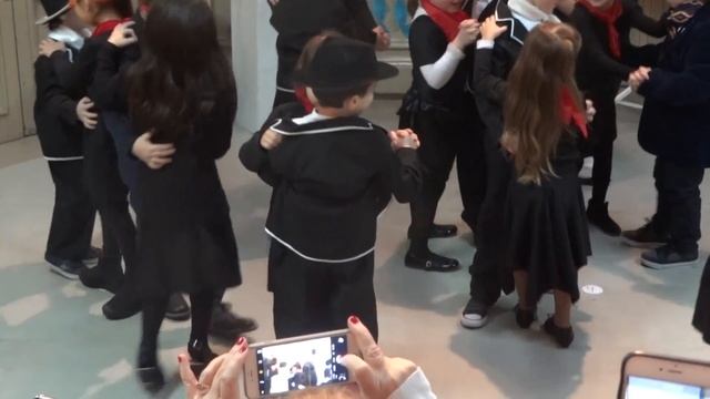 Los chicos bailan tango en un Jardín de infantes porteño смотреть онлайн