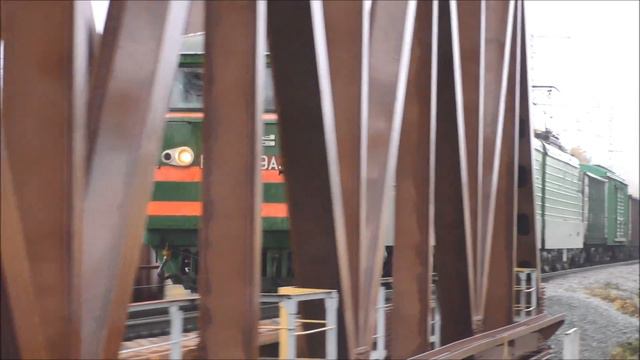 Электровоз ВЛ11м 389А Грузовой Поезд с Полувагонами Железнодорожный мост через реку Исеть смотреть онлайн