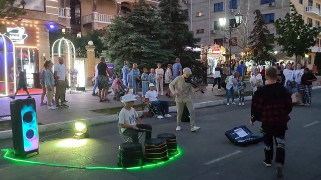 Красиво играет на скрипке. Анапа 23 смотреть онлайн