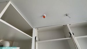 Монтаж угловой кухни под потолок