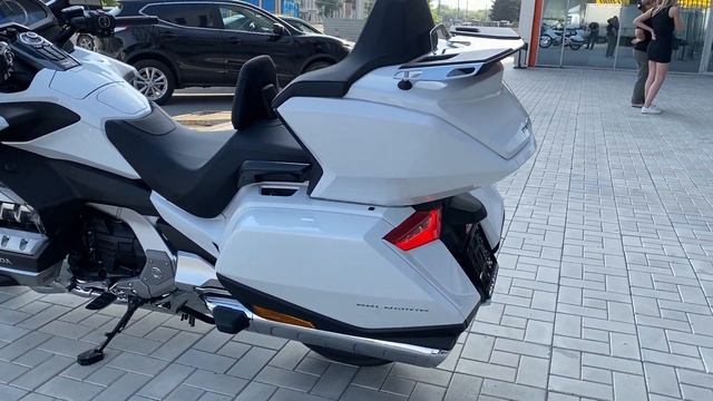 Honda GL 1800 Gold Wing 2018, White смотреть онлайн