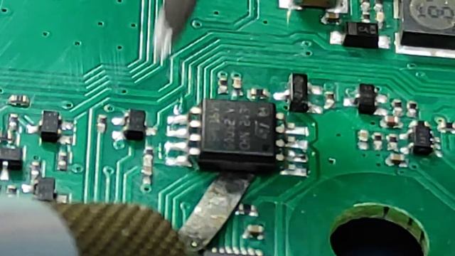 Быстрое и простое снятие SPI Flash обычным паяльником. смотреть онлайн