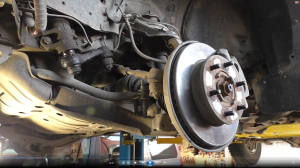 Замена переднего левого датчика ABS на Ford Ranger 2,5 TURBO Форд Рейнджер 2007 года