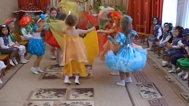 Танец с шарфиками. Осенний утренник. Средняя группа.