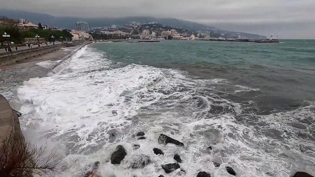 ▶️ Волны на море. Погода в Ялте 15.02.2024 / Жизнь в Ялте смотреть онлайн
