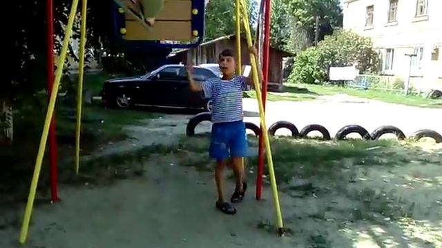Девочка катается на качели смотреть онлайн