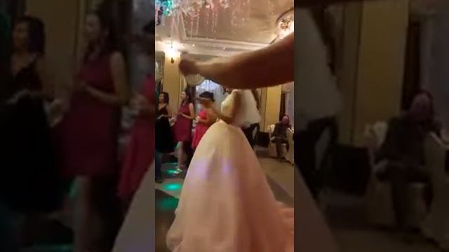 Младшая сестра для старшей на свадьбу.. смотреть онлайн