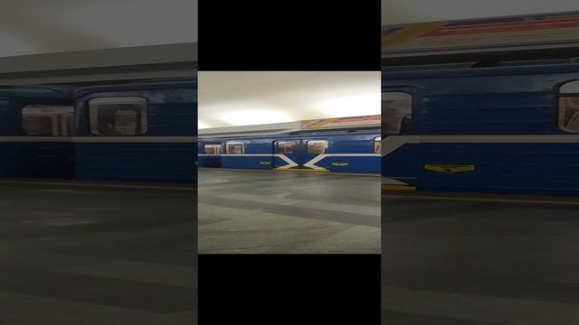 Прибытие поезда 81-717 номерной на станцию „Площадь Ленина " Минского метрополитена смотреть онлайн