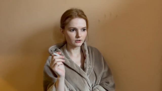 Девушка в халате - Алёна Будович - км смотреть онлайн