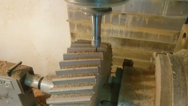 Фрезеровка на 4-й оси большой косозубой текстолитовой шестерни смотреть онлайн