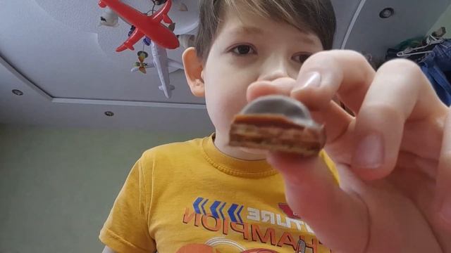 Пробую обыкновенное чудо со вкусом шоколада.