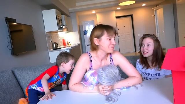 Угадай Что в коробке - Челлендж Светы и Богдана // Твиксики смотреть онлайн