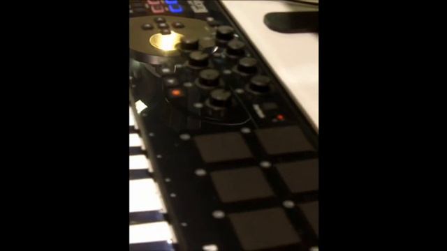 NAMM 2013 Axiom AIR 32 Mini Review смотреть онлайн