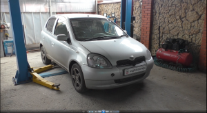 Замена передних стоек и пружин на Toyota Vitz Тойота Витц SCP10 2001 года