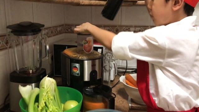 CARROT APPLE CELERY JUICE | GABRIEL'S FAV. DRINK смотреть онлайн