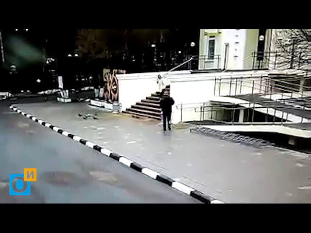 В Барвихе урны у дома культуры используют как контейнеры сбора мусора смотреть онлайн