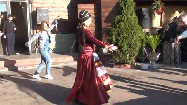 Грузинские танцы в Кафе Старый дворик смотреть онлайн