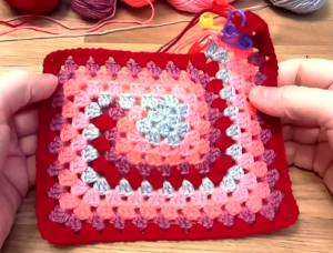 Вяжем Бабушкин Квадрат по Спирали. Очень удобно использовать много разноцветных моточков!