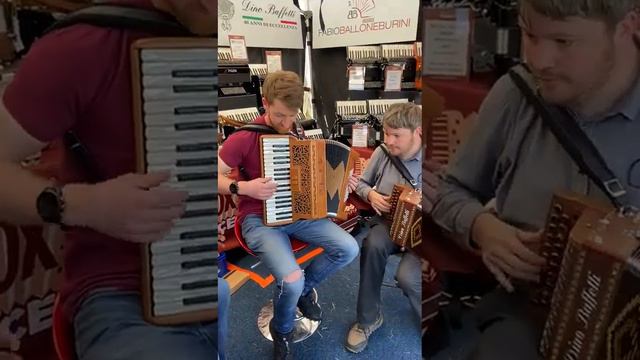 An 'out of the blue' session on our trade stand at the brilliant Chester Folk Festival смотреть онлайн