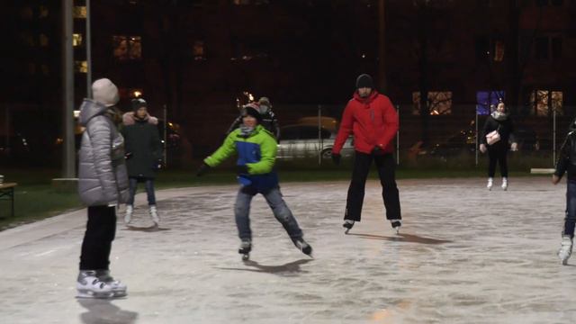 В Ласнамяэ открыли каток. смотреть онлайн