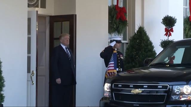 Trump Gives Thumbs Up at White House смотреть онлайн