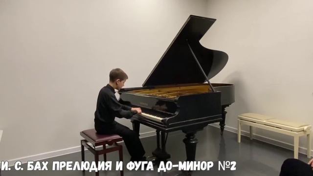 Баянист играет на фортепиано.