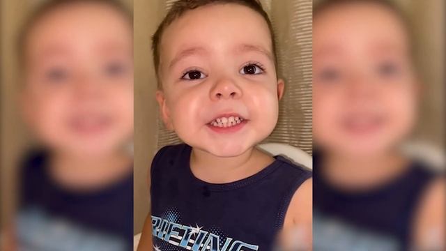 Ребёнок отодрал обои, как дети едят суп!?