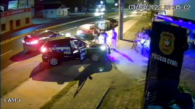 Bebê engasgado é salvo por policial civil em SC смотреть онлайн