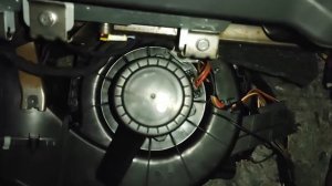 Фольцваген Поло - Замена вентилятора печки или почему он пищит.