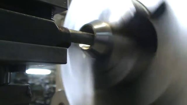 Нарезка резцом внутренней резьбы м12х1.25 на глубину 30 мм. Материал-титан. смотреть онлайн