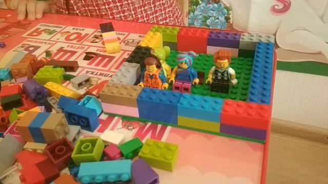 Большая коробка LEGO!!! Играем в Лего, собираем интересные игрушки!!! смотреть онлайн
