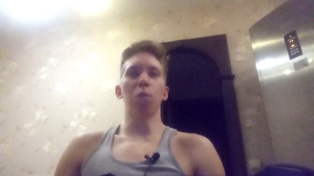 Почти три года уже живу один в четырех стенах никуда не выбираясь... смотреть онлайн